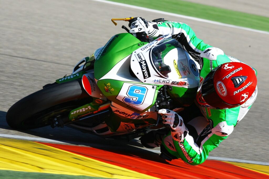 L’équipe de Kawasaki Intermoto en 2ème course du Championnat du Monde Supersport en Aragon, Avril 2013